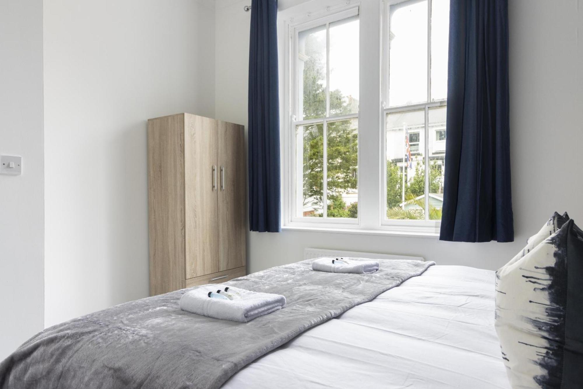 Alexandra - Large 3 Bed Perfect For Contractors, Free Parking, Fast Wifi And Great Value! Apartment Plymouth Ngoại thất bức ảnh