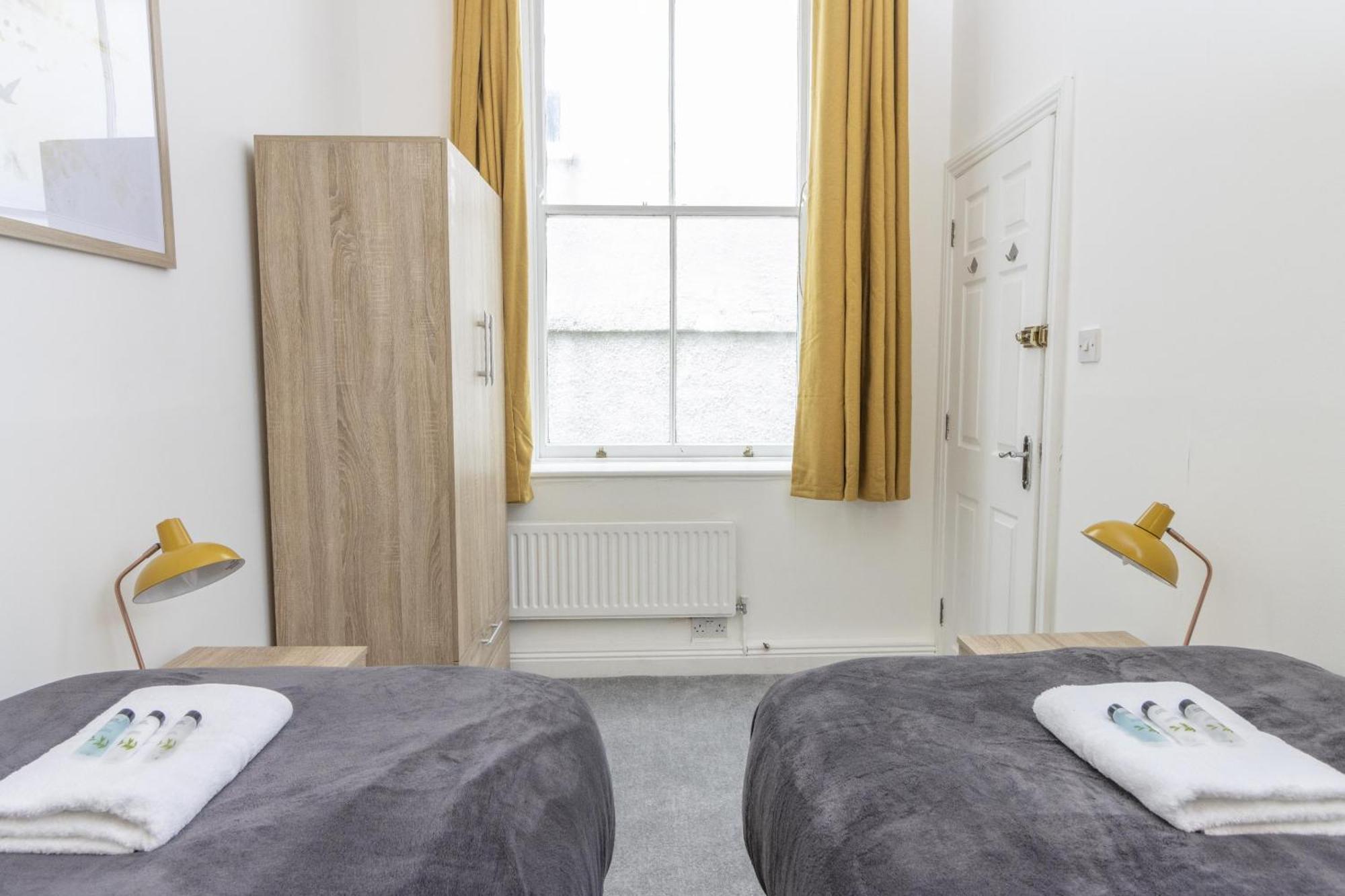 Alexandra - Large 3 Bed Perfect For Contractors, Free Parking, Fast Wifi And Great Value! Apartment Plymouth Ngoại thất bức ảnh